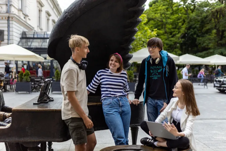 Język niemiecki w środowisku biznesowym | Uniwersytet WSB Merito we Wrocławiu: studenci spędzający czas wolny w plenerze