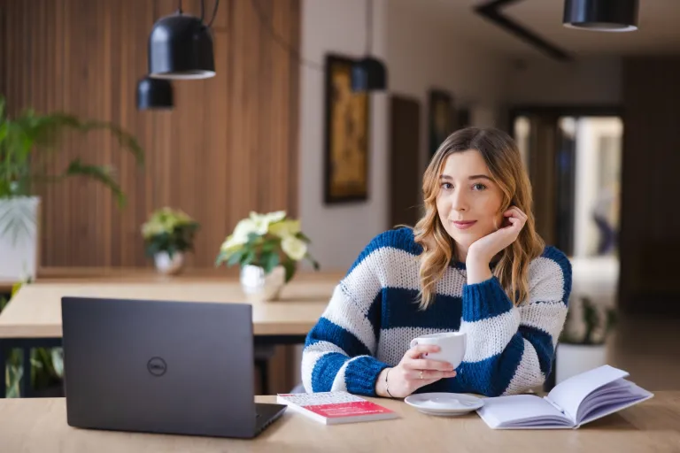 Sztuczna inteligencja i uczenie maszynowe | Uniwersytet WSB Merito we Wrocławiu: studentka ucząca się do egzaminu