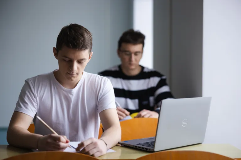 Sztuczna inteligencja i uczenie maszynowe | Uniwersytet WSB Merito we Wrocławiu: studenci uczący się do egzaminu