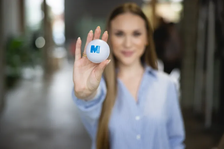 Psychologia i informatyka | Uniwersytet WSB Merito we Wrocławiu: studentka trzymająca piłeczkę z logo