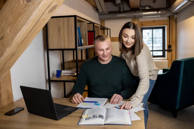 Healthcare Management | Uniwersytet WSB Merito we Wrocławiu: studenci pracujący nad projektem grupowym