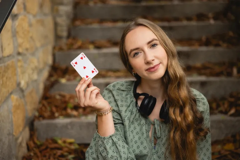 Logistyka e-commerce | Studia I stopnia we Wrocławiu | Uniwersytet WSB Merito we Wrocławiu: studentka trzymająca w ręce kartę do gry