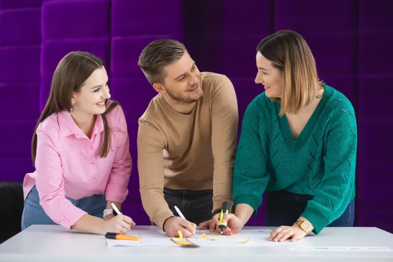 Healthcare Management | Uniwersytet WSB Merito we Wrocławiu: studenci pracujący nad projektem grupowym