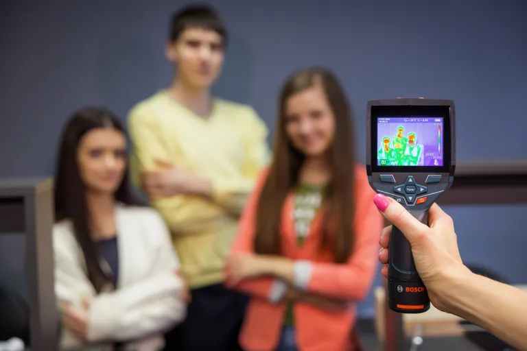 Międzynarodowe systemy logistyczne | Studia I stopnia we Wrocławiu | Uniwersytet WSB Merito we Wrocławiu: studenci w laboratorium logistycznym