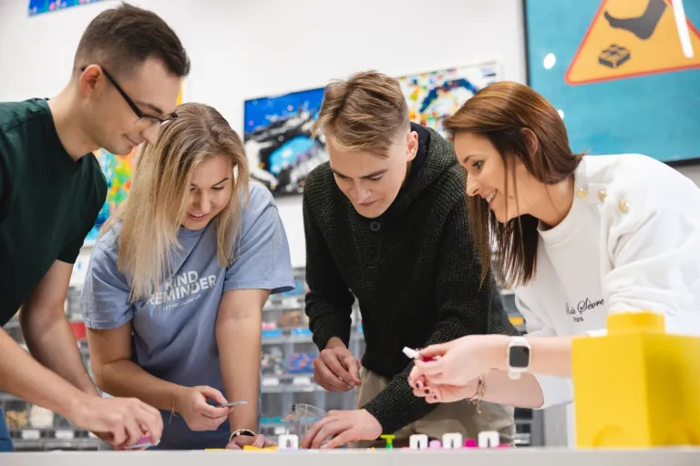 Międzynarodowe systemy logistyczne | Studia I stopnia we Wrocławiu | Uniwersytet WSB Merito we Wrocławiu: studenci w laboratorium logistycznym