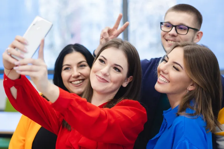 Pedagogika resocjalizacyjna z socjoterapią | Uniwersytet WSB Merito we Wrocławiu: studenci robiący sobie wspólne zdjęcie