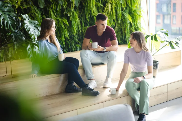 International Business & Relations | Studia I stopnia we Wrocławiu | Uniwersytet WSB Merito we Wrocławiu: Wrocław - zarządzanie w ochronie zdrowia - studenci rozmawiający w kawiarni