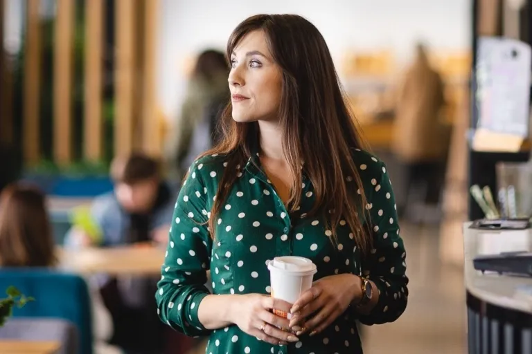 Medycyna stylu życia i promocja zdrowia | Uniwersytet WSB Merito we Wrocławiu: studentka trzymająca kubek