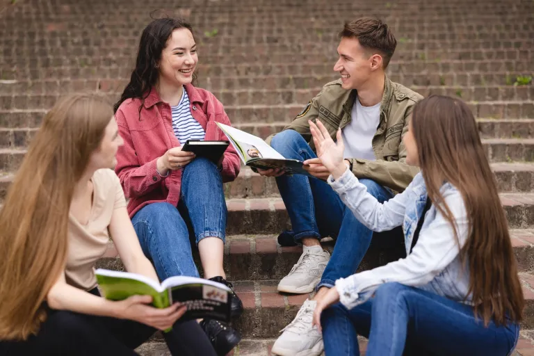 Menedżer przedsiębiorstwa turystycznego | Uniwersytet WSB Merito we Wrocławiu: studenci rozmawiający na schodach