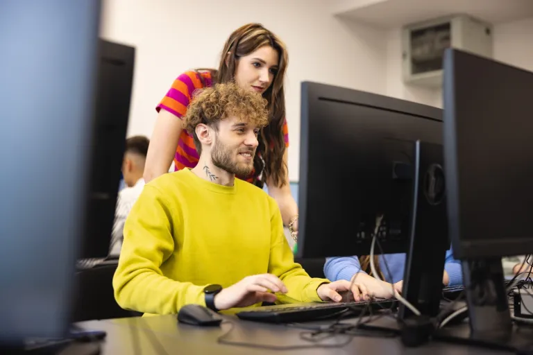 Dziennikarstwo wspierane AI | Studia I stopnia we Wrocławiu | Uniwersytet WSB Merito we Wrocławiu: uczestnicy studiów podyplomowych w pracowni komputerowej