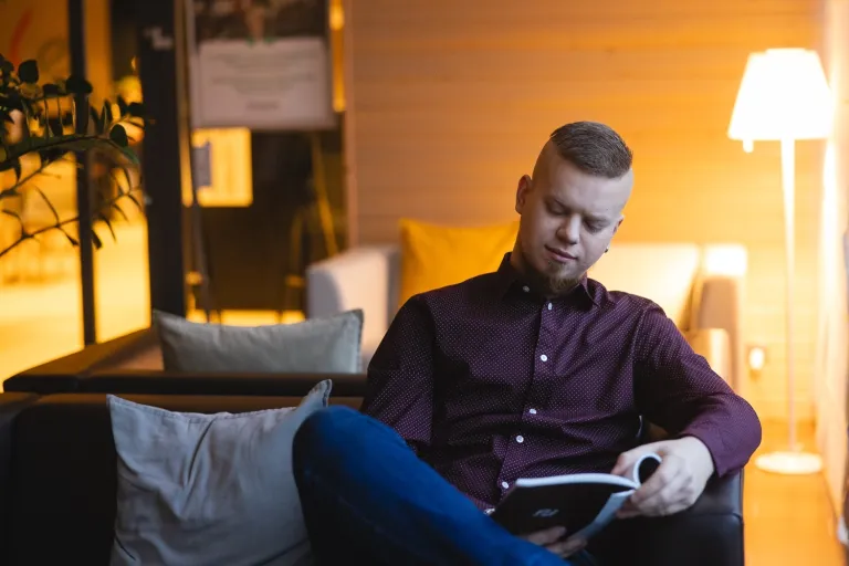 Inżynieria sieci, systemów i bezpieczeństwa IT | Uniwersytet WSB Merito we Wrocławiu: student czytający książkę