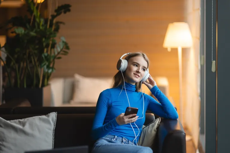 Inżynieria sieci, systemów i bezpieczeństwa IT | Uniwersytet WSB Merito we Wrocławiu: studentka słuchająca muzyki w słuchawkach