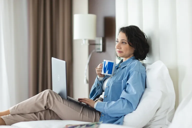 Grafika komputerowa i technologie wizualne z elementami sztucznej inteligencji | Studia I stopnia we Wrocławiu | Uniwersytet WSB Merito we Wrocławiu: uczestniczka studiów podyplomowych korzystająca z laptopa