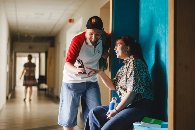 Programista gier komputerowych | Uniwersytet WSB Merito we Wrocławiu: studenci patrzący w telefon