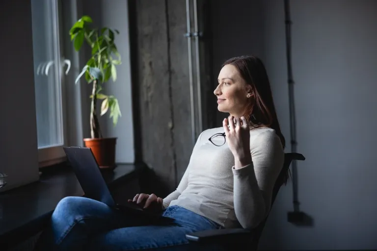 Turystyka zdrowotna, wellness i dietetyka | Studia I stopnia we Wrocławiu | Uniwersytet WSB Merito we Wrocławiu: uczestniczka studiów podyplomowych patrząca przez okno