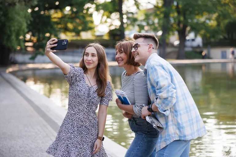 Architekt rozwiązań IT w chmurze obliczeniowej | Uniwersytet WSB Merito we Wrocławiu: studenci robiący sobie wspólne zdjęcie