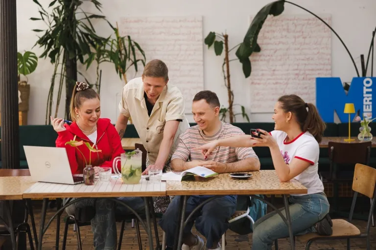 Pedagogika doradztwa i coachingu kariery | Studia I stopnia we Wrocławiu | Uniwersytet WSB Merito we Wrocławiu: studenci pracujący nad projektem grupowym