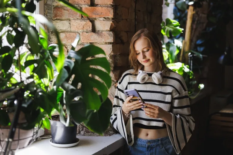 Dietetyka w sporcie i fizjologia wysiłku fizycznego | Studia I stopnia we Wrocławiu | Uniwersytet WSB Merito we Wrocławiu: studentka używająca telefonu