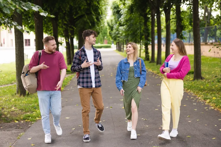 Hotelarstwo i gastronomia | Uniwersytet WSB Merito we Wrocławiu: studenci idący parkiem