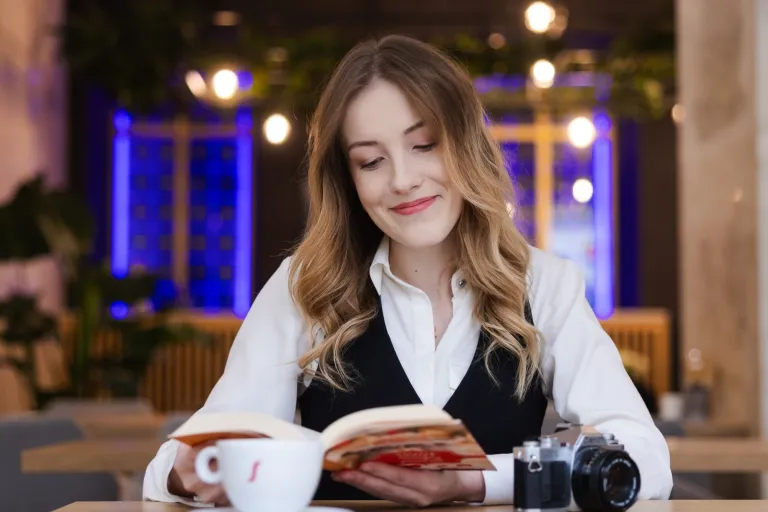 E-marketing z elementami AI | Uniwersytet WSB Merito we Wrocławiu: studentka czytająca książkę