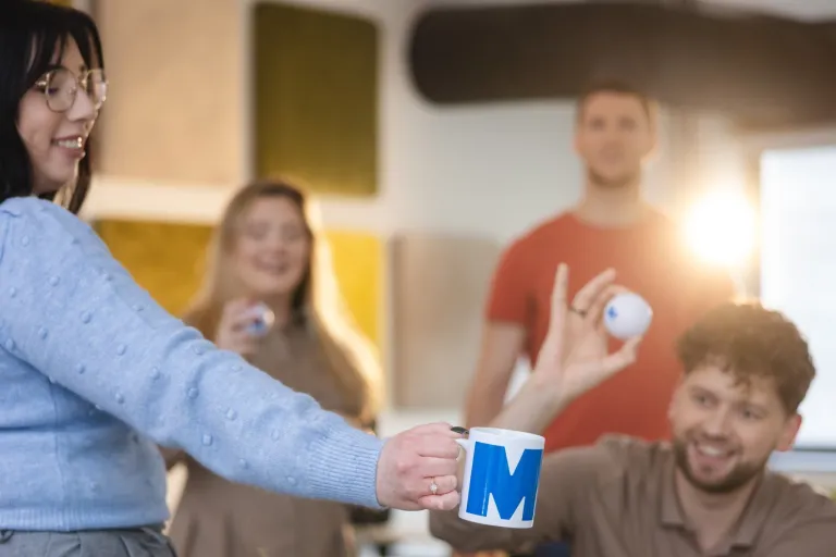 E-commerce | Uniwersytet WSB Merito we Wrocławiu: student celujący piłką do kubka