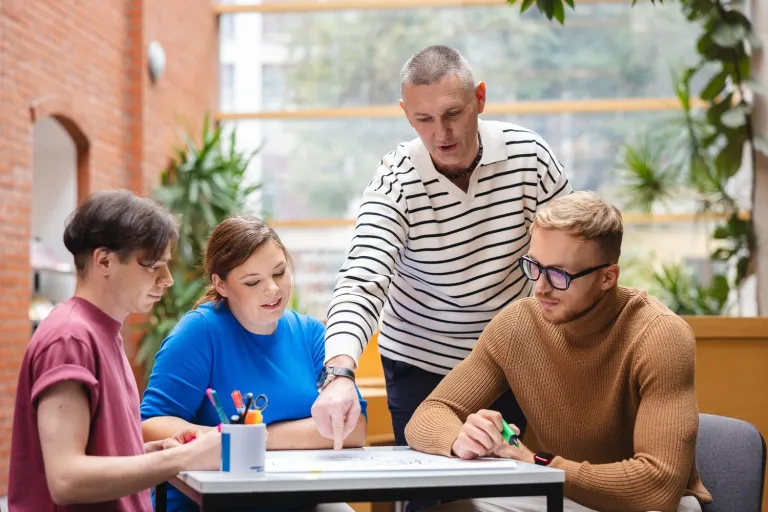 Zarządzanie flotą transportową | Uniwersytet WSB Merito we Wrocławiu: studenci pracujący nad projektem grupowym