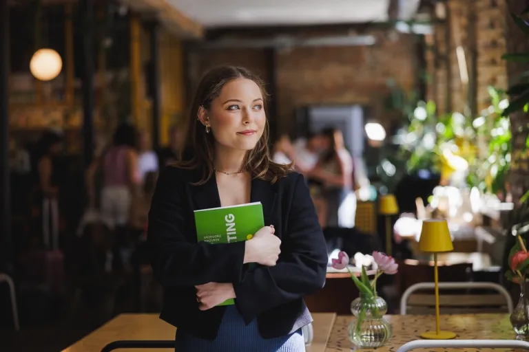 Zarządzanie w administracji publicznej | Studia I stopnia we Wrocławiu | Uniwersytet WSB Merito we Wrocławiu: studentka pozująca do zdjęcia