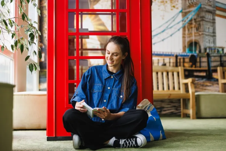 Słowo w akcji! Spotkanie filologiczne | Aktualności | Uniwersytet WSB Merito we Wrocławiu: studentka czytająca notatki