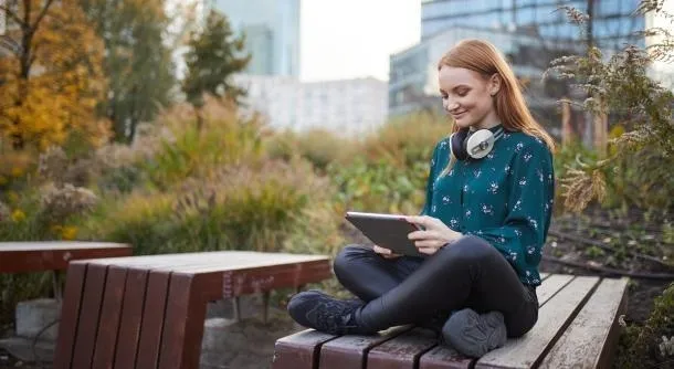 Trychologia | Uniwersytet WSB Merito we Wrocławiu: studentka ucząca się na świeżym powietrzu