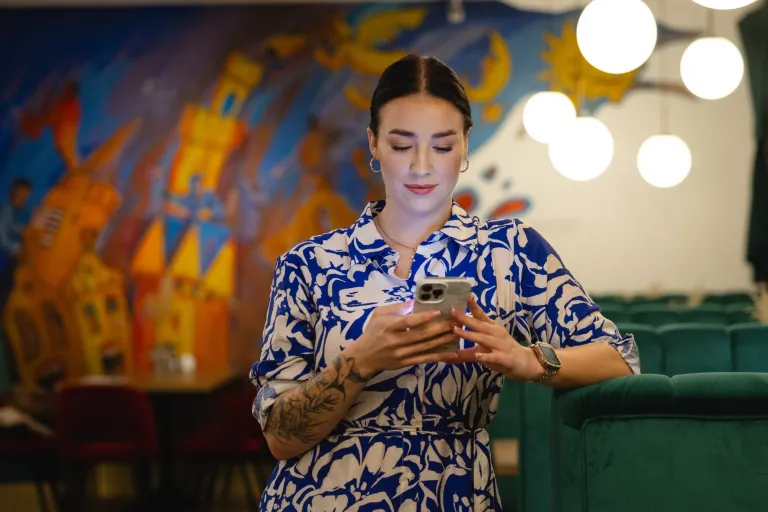 Zarządzanie flotą transportową | Uniwersytet WSB Merito we Wrocławiu: studentka używająca telefonu