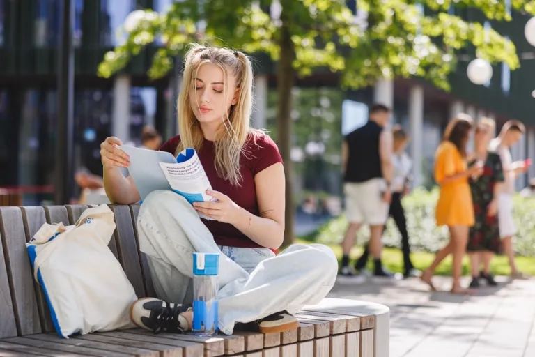 Menedżer procesów transportowych | Uniwersytet WSB Merito we Wrocławiu: studentka czytająca informator