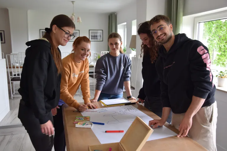 Relacja z wyjazdu szkoleniowego programu "Szkoła Liderów" Biura Karier | Aktualności | Uniwersytet WSB Merito we Wrocławiu: uczestnicy szkoły liderów pracujący nad wspólnym projektem