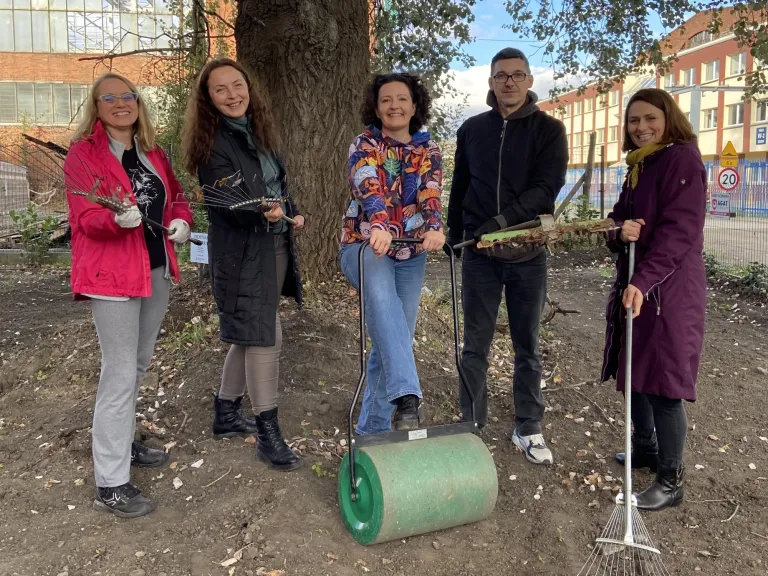 Łąka kwietna na kampusie | Aktualności | Uniwersytet WSB Merito we Wrocławiu: sadzenie łąki kwietnej