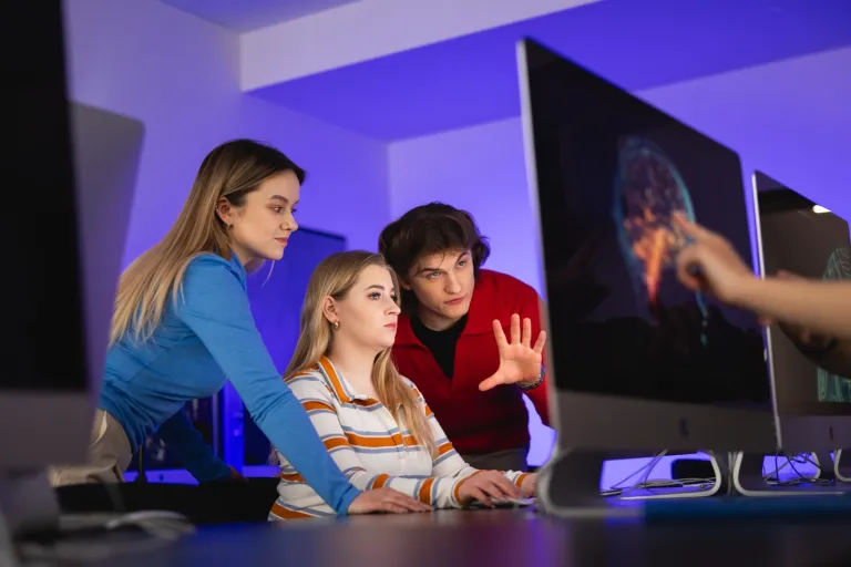 Posłuchaj rozmów o emocjach, technologii i zdrowiu psychicznym | Aktualności | Uniwersytet WSB Merito we Wrocławiu: studenci na zajęciach w sali informatycznej