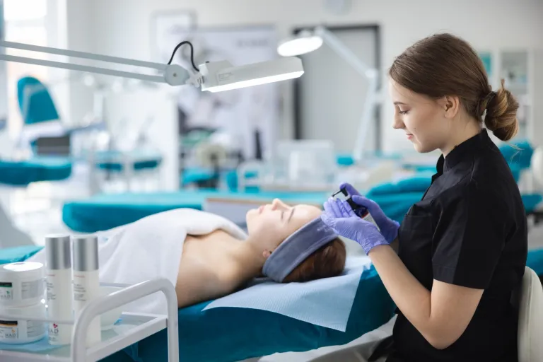 FORUM R.E.N.E.W. | Ogólnopolskie forum kosmetologiczne | Aktualności | Uniwersytet WSB Merito we Wrocławiu: studentki kosmetologii podczas zajęć