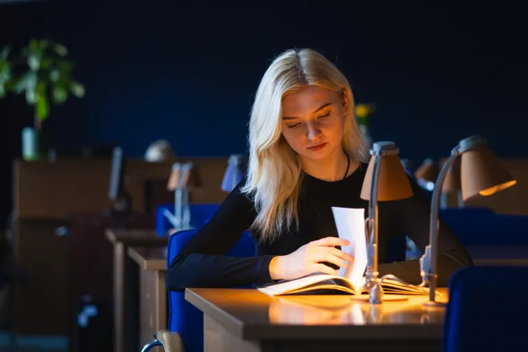 Inżynier procesów logistyki produkcji | Studia I stopnia we Wrocławiu | Uniwersytet WSB Merito we Wrocławiu: studentka ucząca się w czytelni