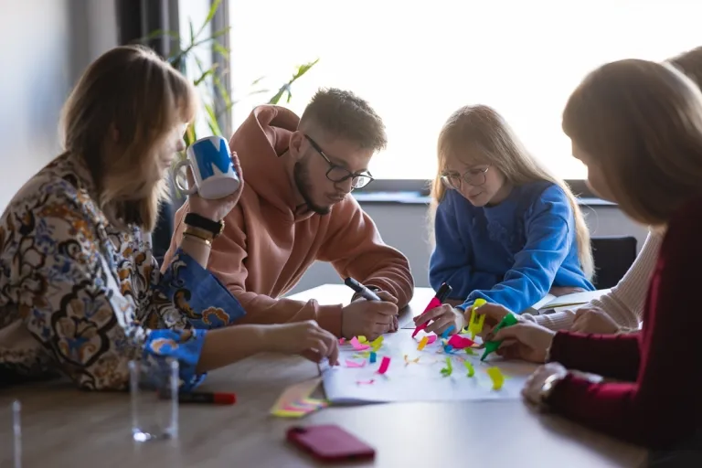 Warsztat: Zaufanie, wpływ, autentyczność – DNA lidera nowej generacji | Aktualności | Uniwersytet WSB Merito we Wrocławiu: studenci pracujący nad wspólnym projektem 