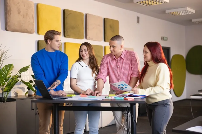 Tworzenie aplikacji wykorzystujących sztuczną inteligencję | Studia I stopnia we Wrocławiu | Uniwersytet WSB Merito we Wrocławiu: studenci pracujący nad wspólnym projektem 