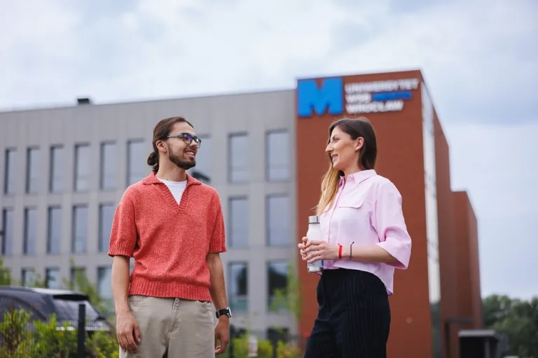 Inżynieria systemów logistycznych | Studia I stopnia we Wrocławiu | Uniwersytet WSB Merito we Wrocławiu: studenci rozmawiający ze sobą przed budynkiem uczelni