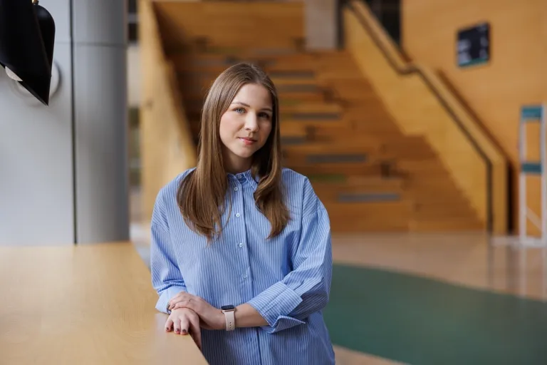 Inżynieria procesów transportowych | Studia I stopnia we Wrocławiu | Uniwersytet WSB Merito we Wrocławiu: studentka pozująca do zdjęcia