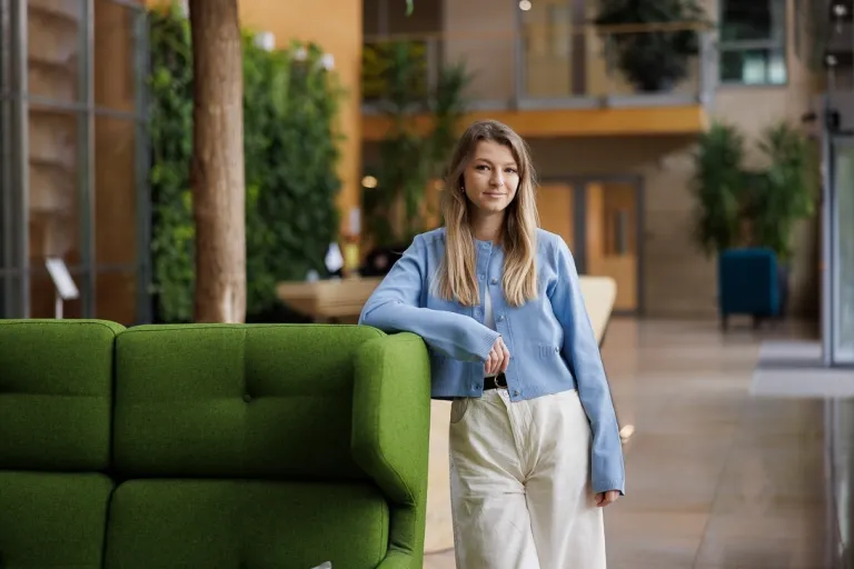 Zarządzanie produkcją, jakością i usługami | Studia I stopnia we Wrocławiu | Uniwersytet WSB Merito we Wrocławiu: studentka pozująca do zdjęcia