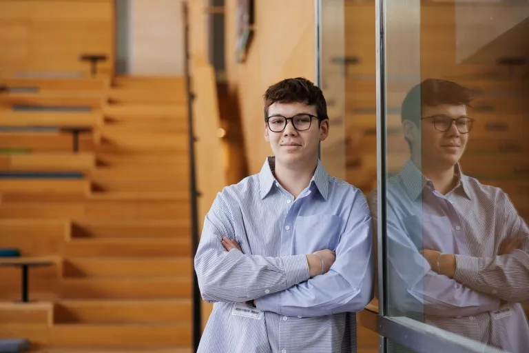 Lean Logistics w inżynierii procesów logistycznych | Uniwersytet WSB Merito we Wrocławiu: student pozujący do zdjęcia