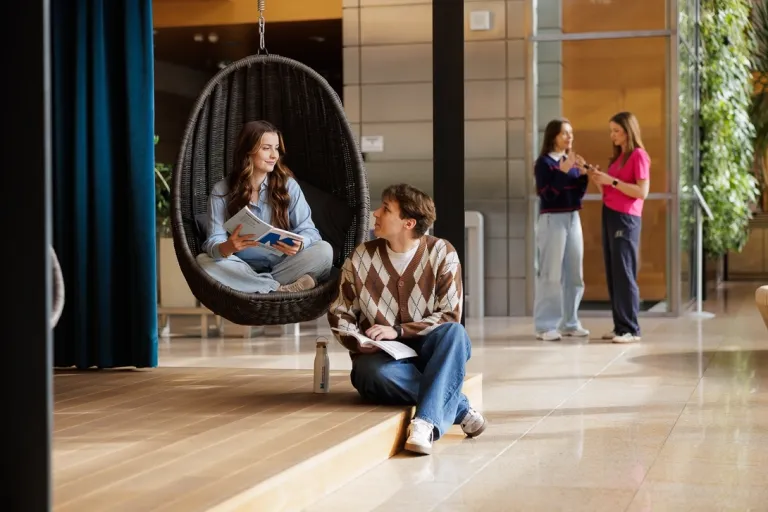 Podatki i doradztwo podatkowe | Studia I stopnia we Wrocławiu | Uniwersytet WSB Merito we Wrocławiu: studenci spędzający czas wolny w strefie studenta