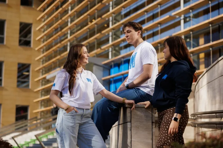 Dołącz do Drużyny M! | Aktualności | Uniwersytet WSB Merito we Wrocławiu: studenci rozmawiający ze sobą przed budynkiem uczelni