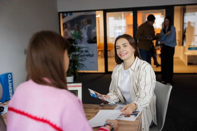 Lean Logistics w inżynierii procesów logistycznych | Uniwersytet WSB Merito we Wrocławiu: studentka w biurze rekrutacji