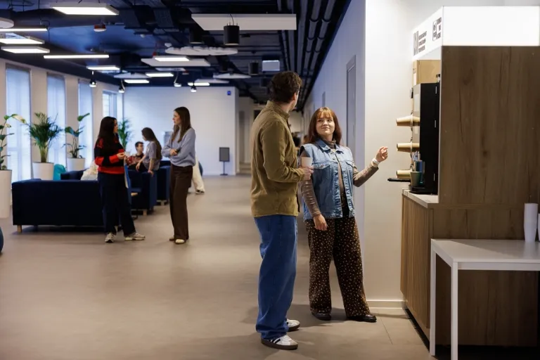 Inżynieria procesów transportowych | Studia I stopnia we Wrocławiu | Uniwersytet WSB Merito we Wrocławiu: studenci spędzający czas wolny w strefie studenta