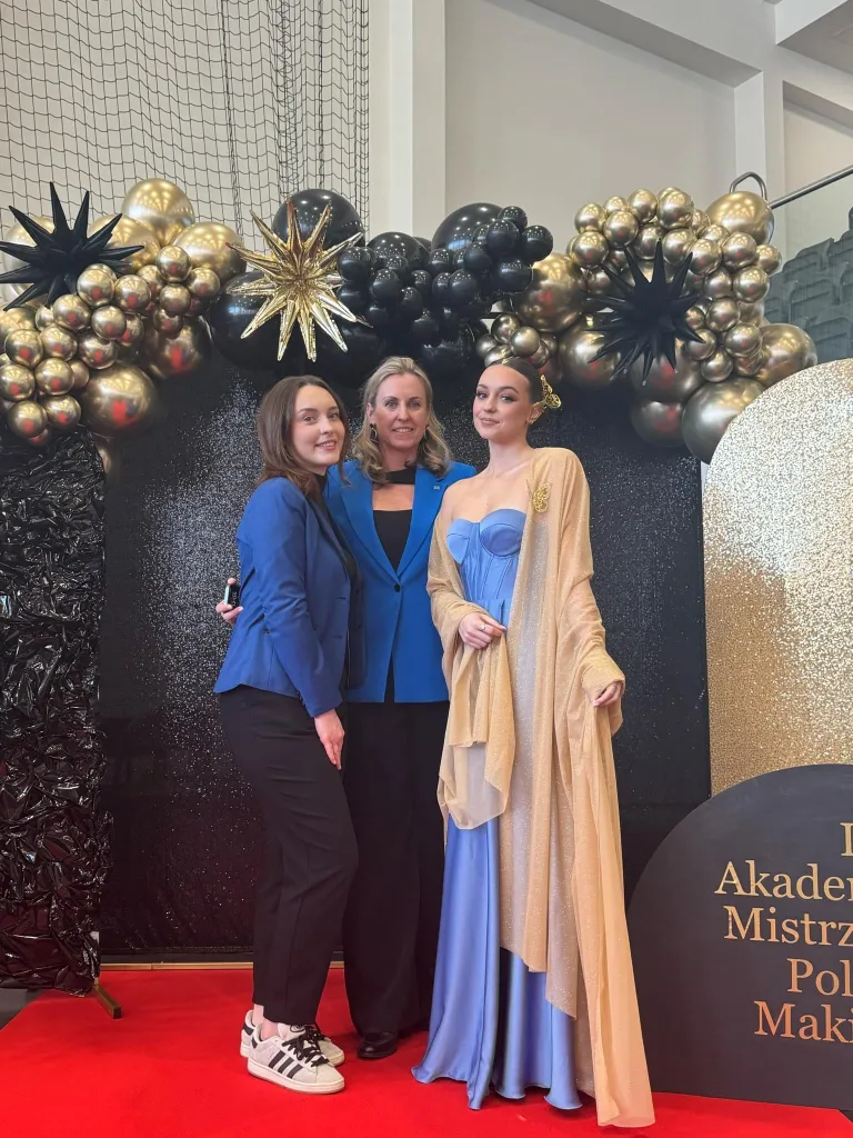 I Akademickie Mistrzostwa Polski w Makijażu | Aktualności | Uniwersytet WSB Merito we Wrocławiu: studentki kierunku kosmetologia podczas Akademickich Mistrzostw Polski w Makijażu