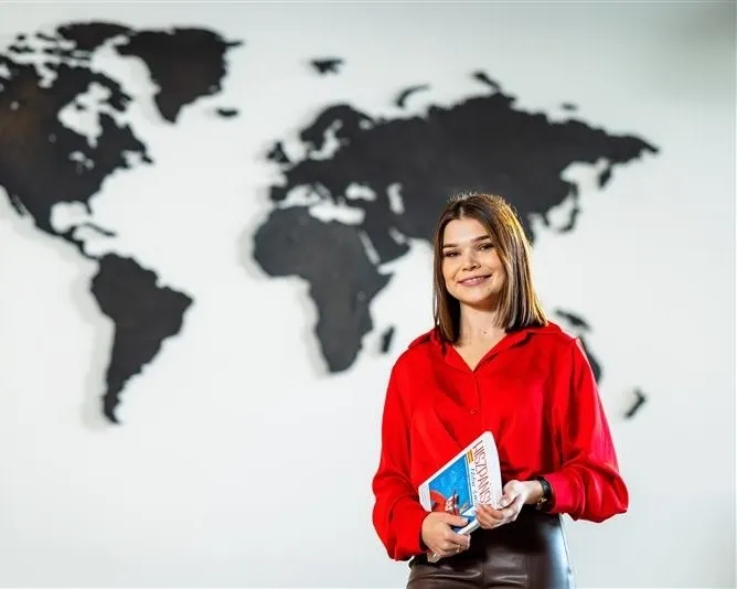 Sukces naszej uczelni w programie "Partnerstwa Strategiczne NAWA - nabór 2024" - kolejny projekt z dofinansowaniem! | Aktualności | Uniwersytet WSB Merito we Wrocławiu: studentka pozująca do zdjęcia