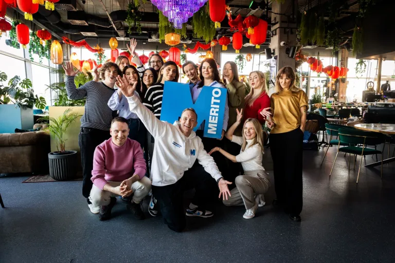 Prawo e-biznesu i AI | Studia I stopnia we Wrocławiu | Uniwersytet WSB Merito we Wrocławiu: studenci pozujący do wspólnego zdjęcia