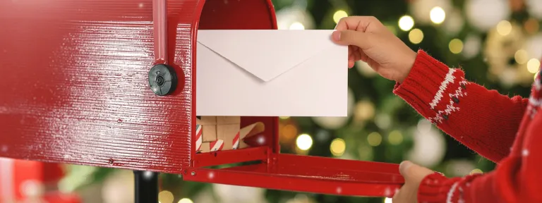 Ruszyła Poczta Świąteczna Uniwersytetu WSB Merito we Wrocławiu! | Aktualności | Uniwersytet WSB Merito we Wrocławiu: ręka wkładająca list do skrzynki pocztowej